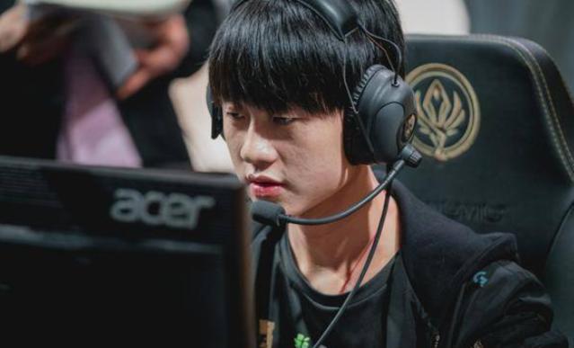 它真的进化了！Kanavi Wei 坚决锁定了她的兄弟，女枪将输出拉到最大，帮助 Top Esports 赢得了第一局